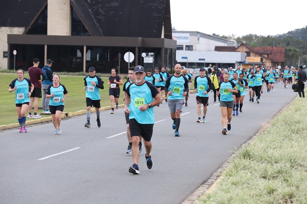 Acredicoop em Movimento reuniu atletas e familiares no Perini Business Park