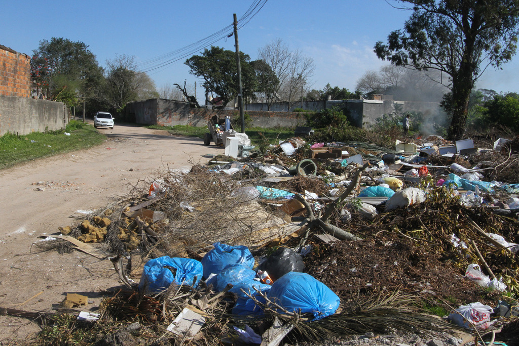 Lixo e buracos são bronca de moradores na Cohab Tablada