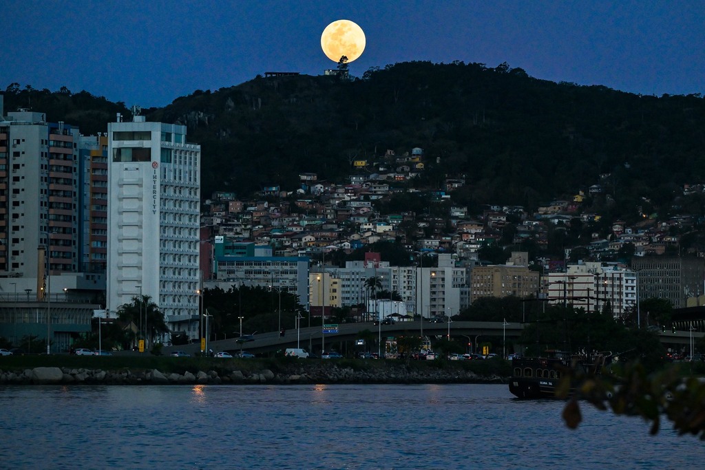 Superlua: fenômeno deixa o satélite natural maior e mais brilhante