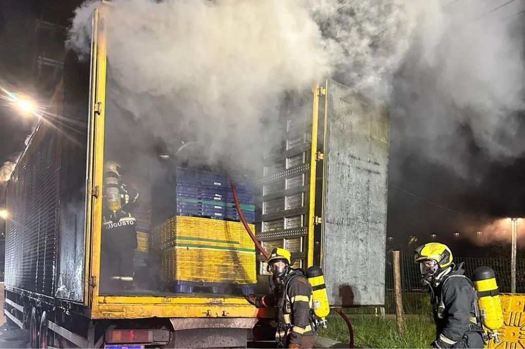  - Caminhão carregado de encomendas pega fogo e carga fica destruída na BR-101, em SC — Foto: Corpo de Bombeiros/Divulgação