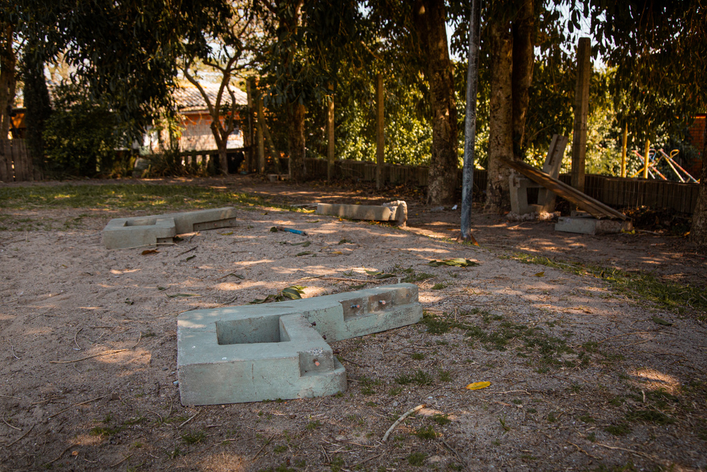 Galeria de imagens: Pedaços de concreto dos bancos da Praça Dom Antônio Reis