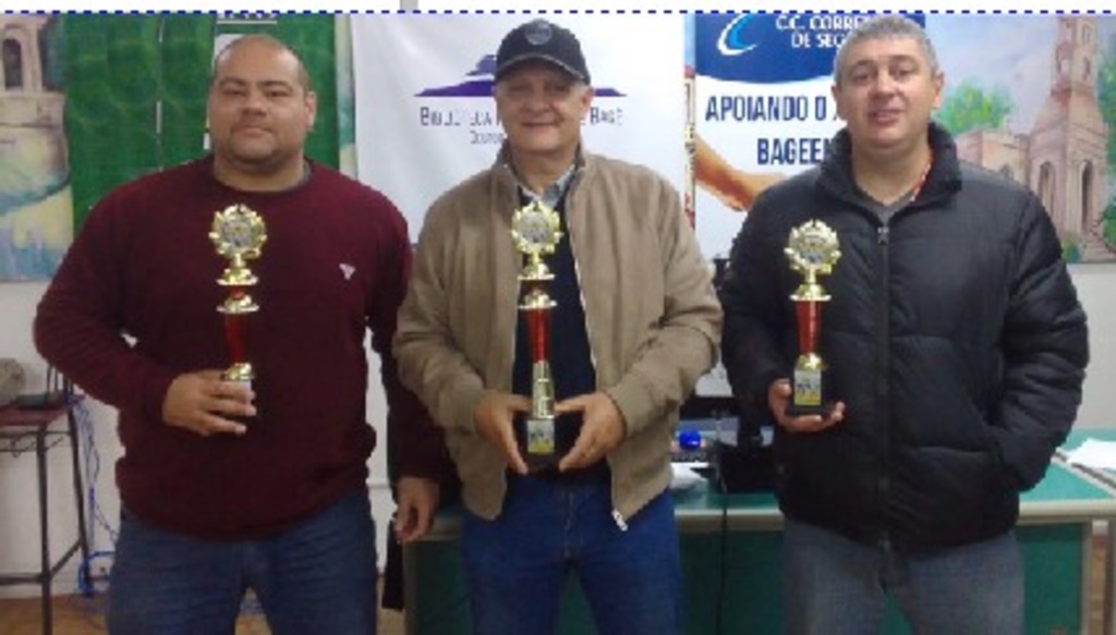 Divulgação - Emílio Mansur (centro) venceu a classificatória mais recente