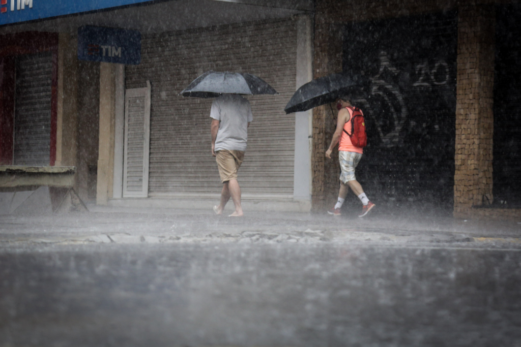 título imagem Com previsão de chuva intensa para os próximos dias, Inmet emite dois alertas para risco de tempestade