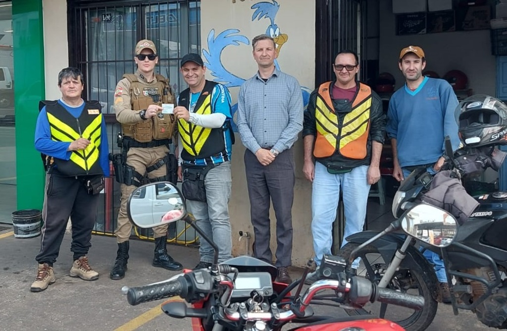 Município entrega licenças para mototaxistas profissionais