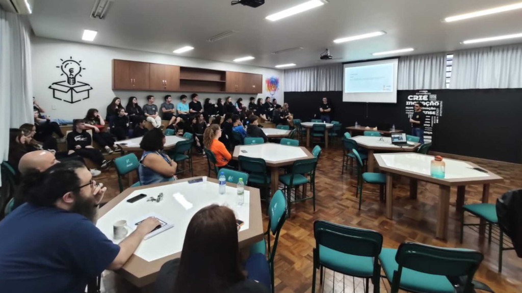 Policiais civis ministram palestra para adolescentes, pais e professores