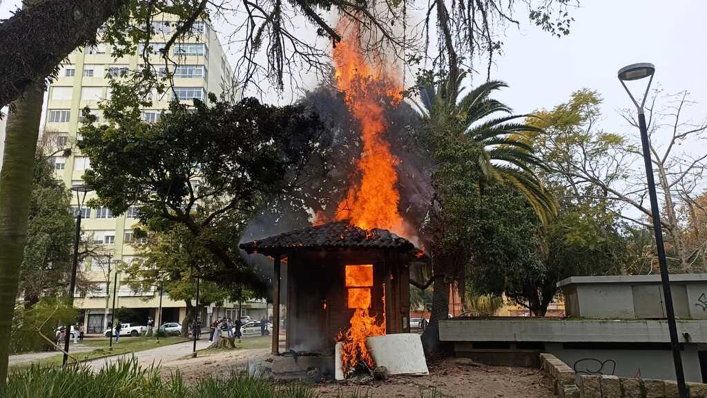 Casa de madeira da praça é incendiada