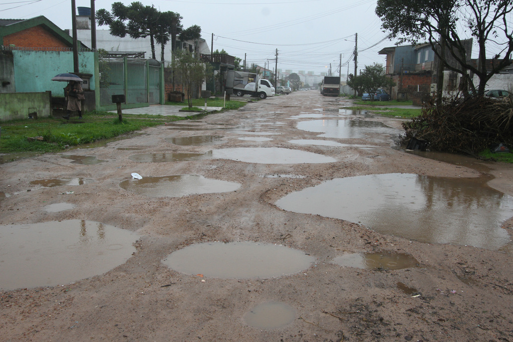 Foto: Carlos Queiroz - DP - Segundo Prefeitura, mau tempo é uma das causas para não passar patrola
