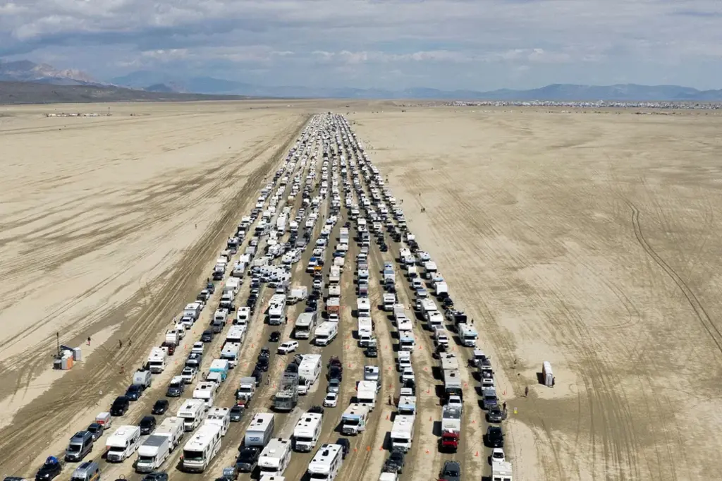 Público do Burning Man começa sua jornada de volta à casa