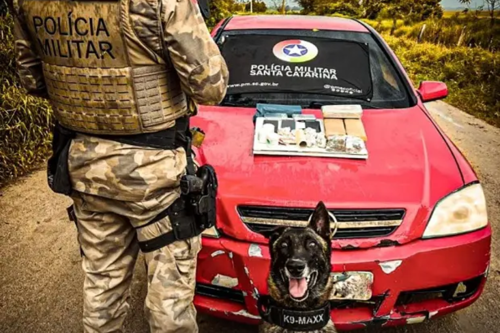 PM encontra mais de 2 kg de drogas em carro abandonado