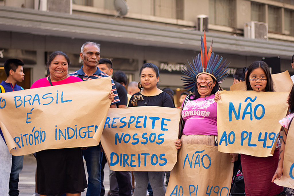 'Nosso direito à terra é ancestral': Indígenas protestam contra o marco temporal em Porto Alegre