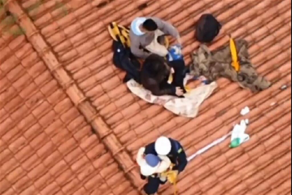 título imagem VÍDEO: Polícia Rodoviária Federal resgata mulher e bebê ilhados em Roca Sales; seis pessoas morreram até o momento