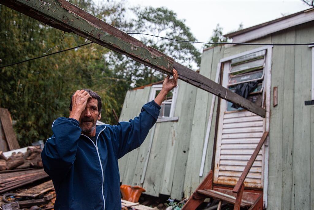“Para eu colocar meu filho para dentro de casa”: morador busca reconstruir seu lar após chuva da segunda-feira em Santa Maria