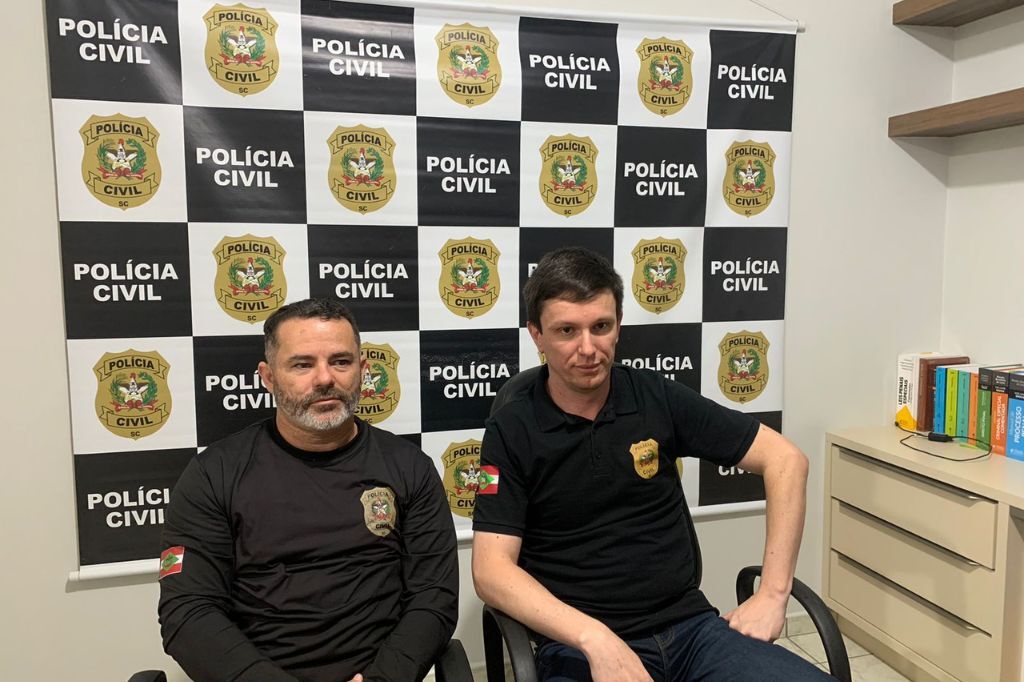  - Delegado Juliano Baesso e investigador Fábio da Rosa, durante coletiva de imprenssa. Foto: divulgação RSC Portal