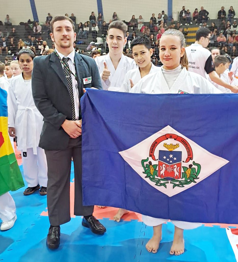 Equipe do Karatê de Lacerdópolis presente na etapa do Campeonato Catarinense em Itajaí