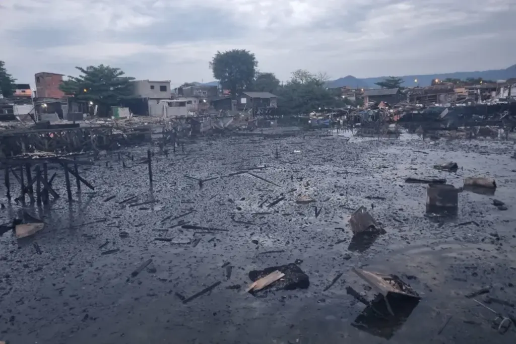 Incêndio destrói moradias de 260 famílias, em Santos