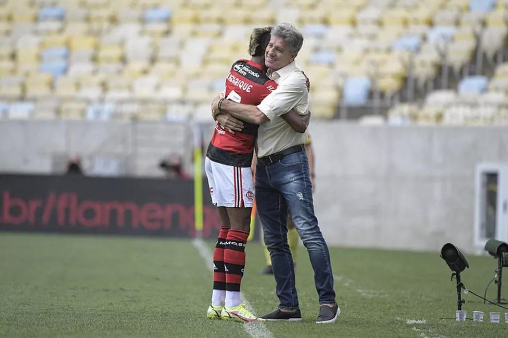  - Renato comemora o primeiro gol do Flamengo com Bruno Henrique — Foto: Alexandre Vidal / Flamengo