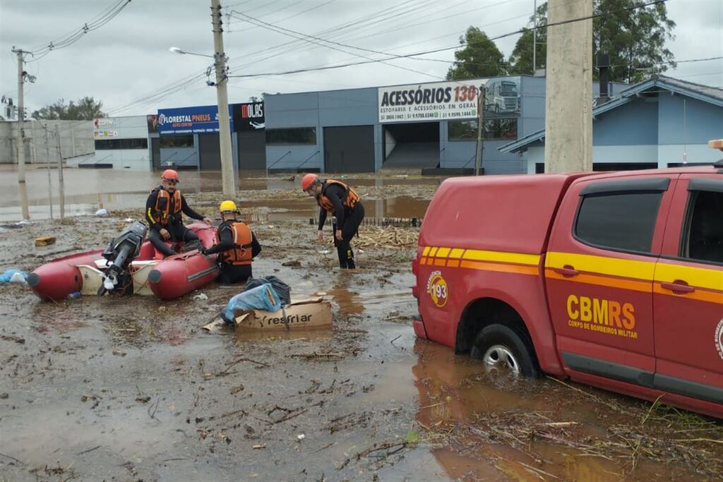 Bombeiros de Santa Maria realizam resgate de vítimas no Vale do Taquari; número de mortos chega a 31