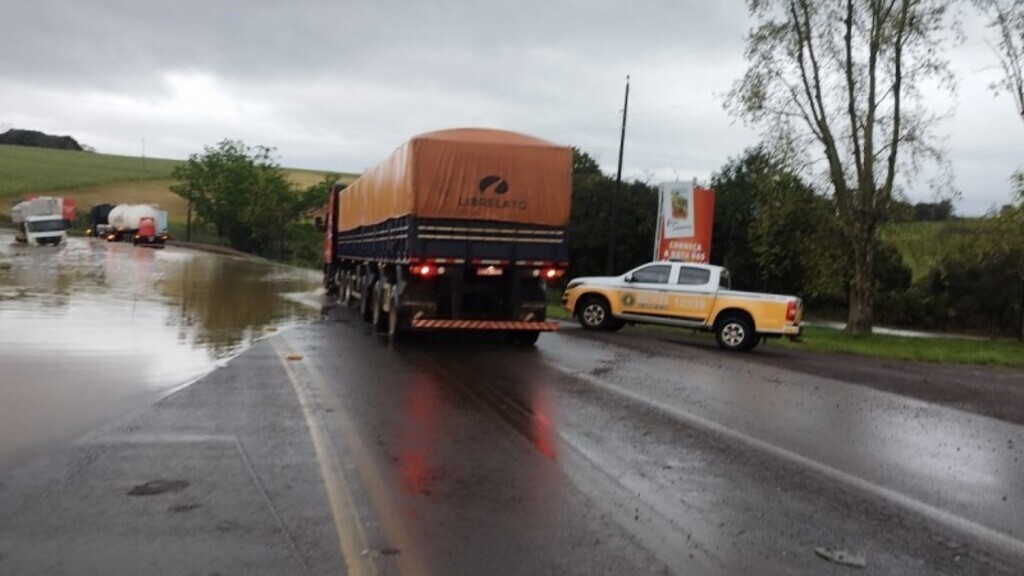 título imagem 18 rodovias estaduais apresentam bloqueios devido às chuvas; confira