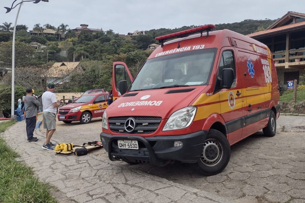 Bombeiros resgatam pescadores à deriva em Garopaba