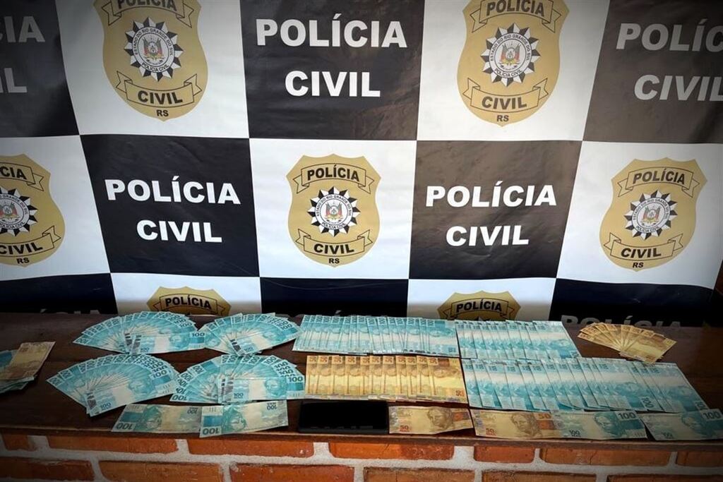 Foto: Polícia Civil - Mais de R$ 16 mil em notas falsas de R$ 50 e R$ 100 foram apreendidas com o adolescente