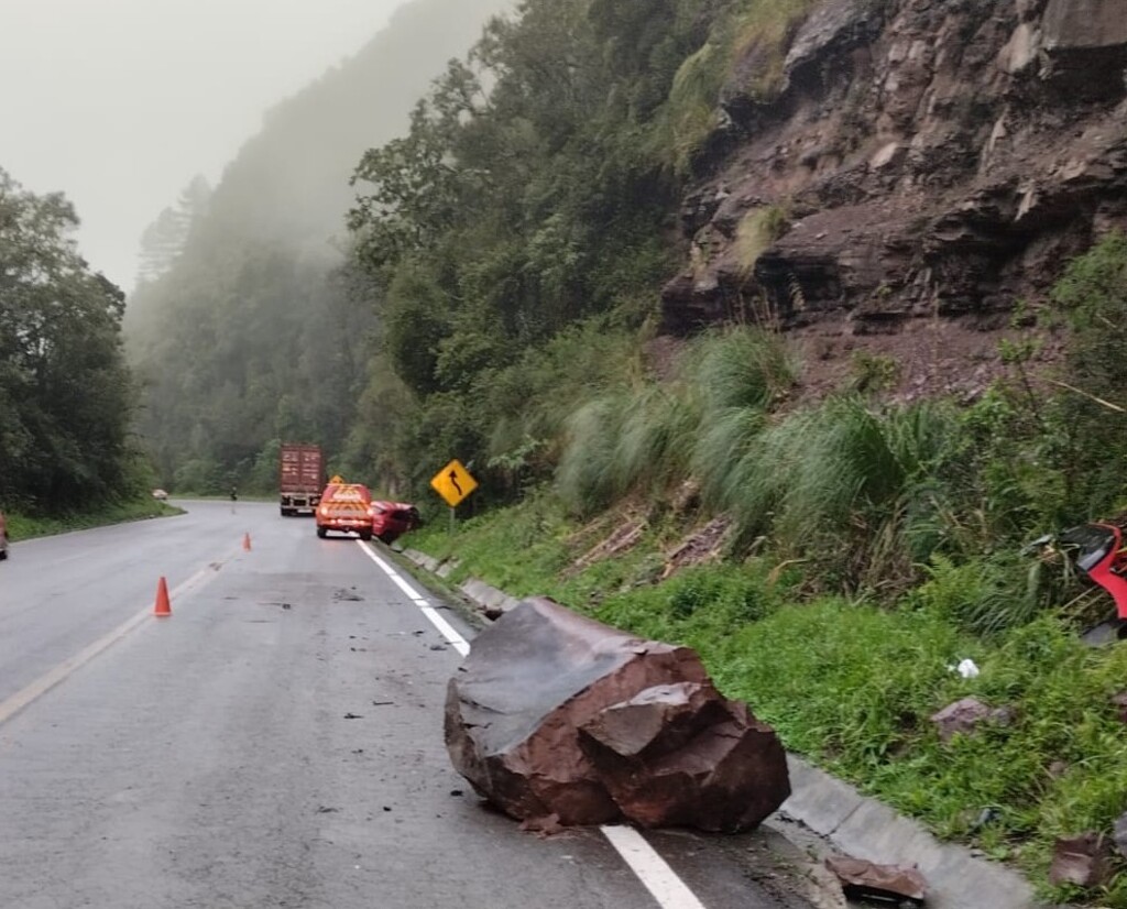 Pedra cai em rodovia e causa acidente na Serra dos Pires