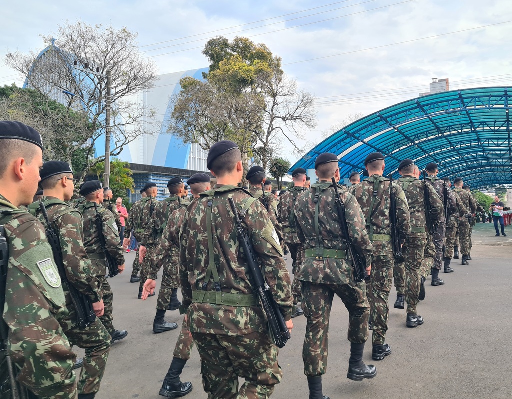 Desfile Militar é realizado em São Miguel do Oeste