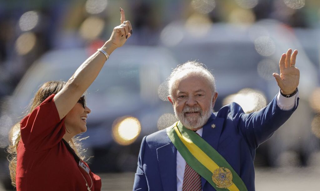 Com coro pela democracia, Lula participa de desfile pela nona vez