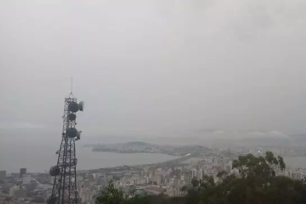  - Conforme a Defesa Civil, a atuação de um sistema de baixa pressão, aliado a formação de um ciclone sobre o oceano traz chuvas intensas e volumosas para Santa Catarina nesta sexta-feira. – Foto: Luiz Fernando Dresch/ND