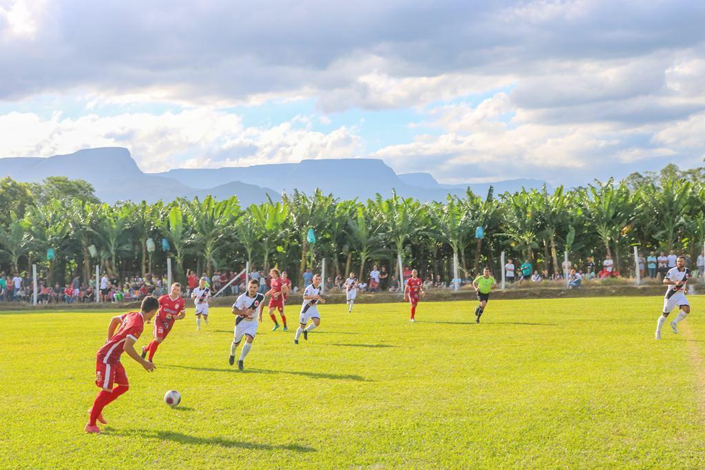 BONS JOGOS MARCARAM OS CONFRONTOS DE IDA DAS SEMIFINAIS DO CAMPEONATO DE FUTEBOL DE MAMPITUBA
