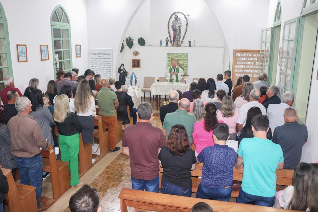 GRANDE PÚBLICO PRESTIGIOU A NOVENA EM HONRA A NOSSA SENHORA DAS GRAÇAS E SANTA RITA DE CÁSSIA