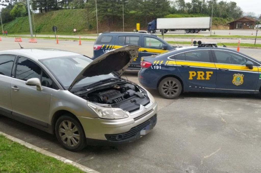  - Carro onde foi encontrada a carga de cigarro eletrônico – Foto: PRF/Divulgação