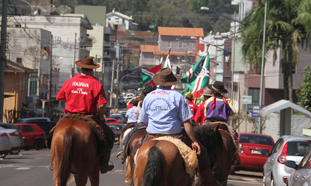  - Cavalgada com a Chama Crioula marca início das comemorações