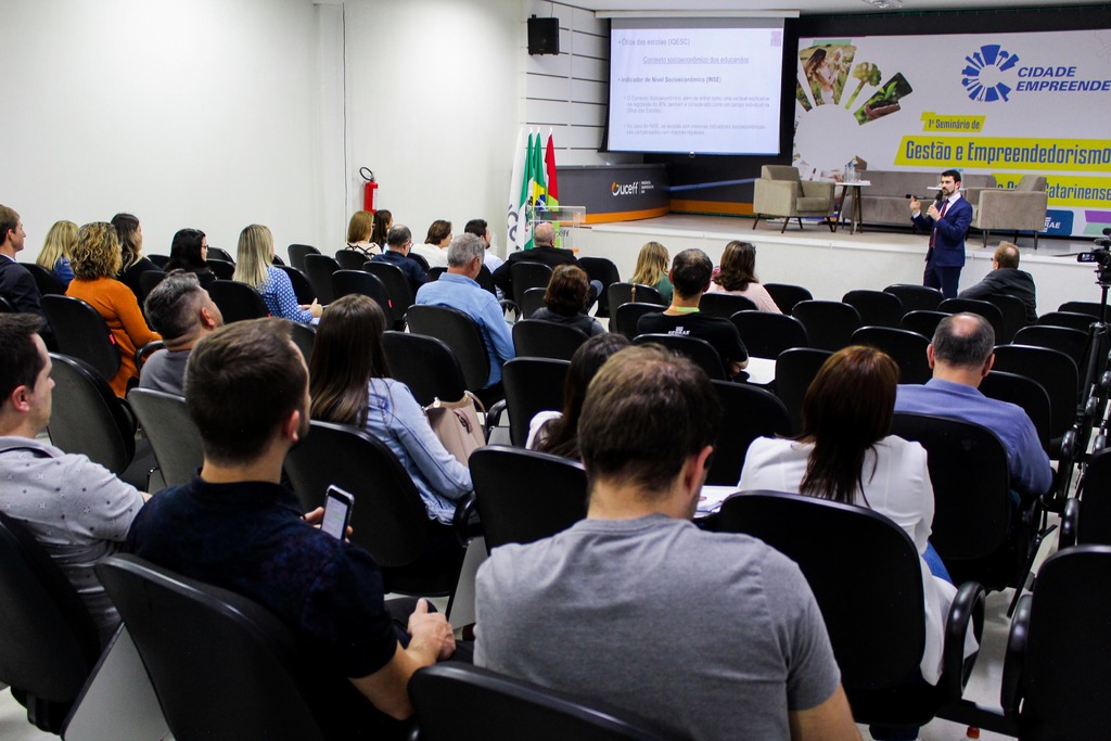  - Participaram 130 representantes da região oeste catarinense, entre prefeitos, contadores, controladores internos, secretários municipais, gestores de educação e agentes de desenvolvimento.