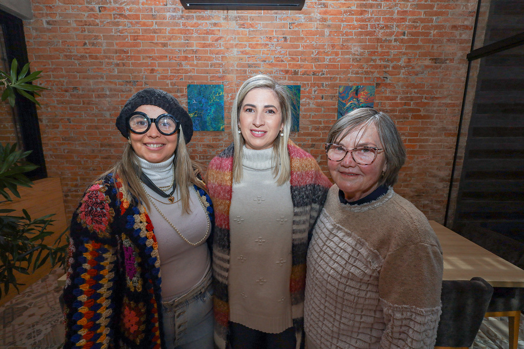Ítalo Santos - Especial - DP - Curadora Grazi Wagner (E) levou trabalhos de Fabiana Camelatto (C) e de outros artistas para a nova proposta do Espaço 35, administrado pela empresária Vera Maria Schneider