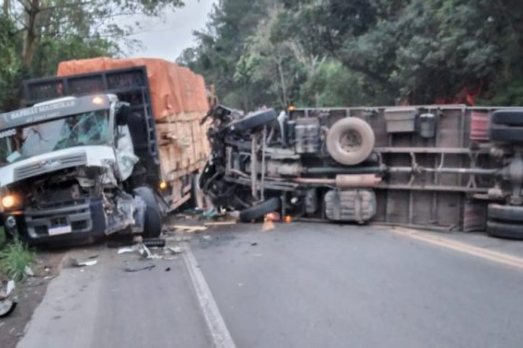 Acidente entre caminhões bloqueia trecho da BR-470 no Alto Vale e complica trânsito nesta manhã