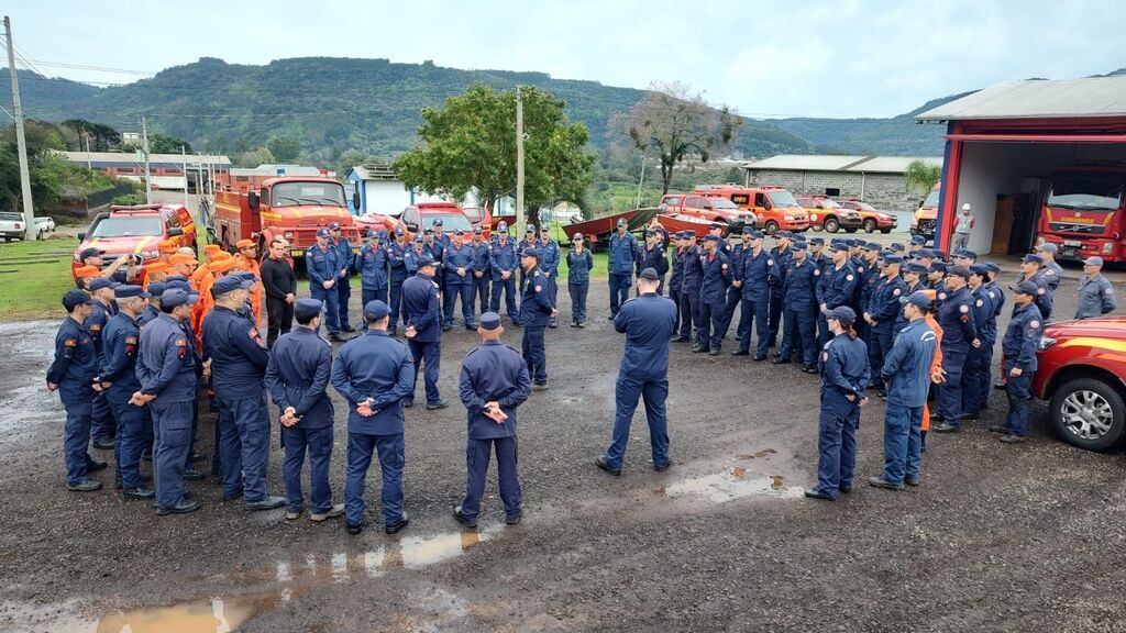 Santa Catarina envia novas equipes especializadas do Corpo de Bombeiros para apoio ao Rio Grande do Sul