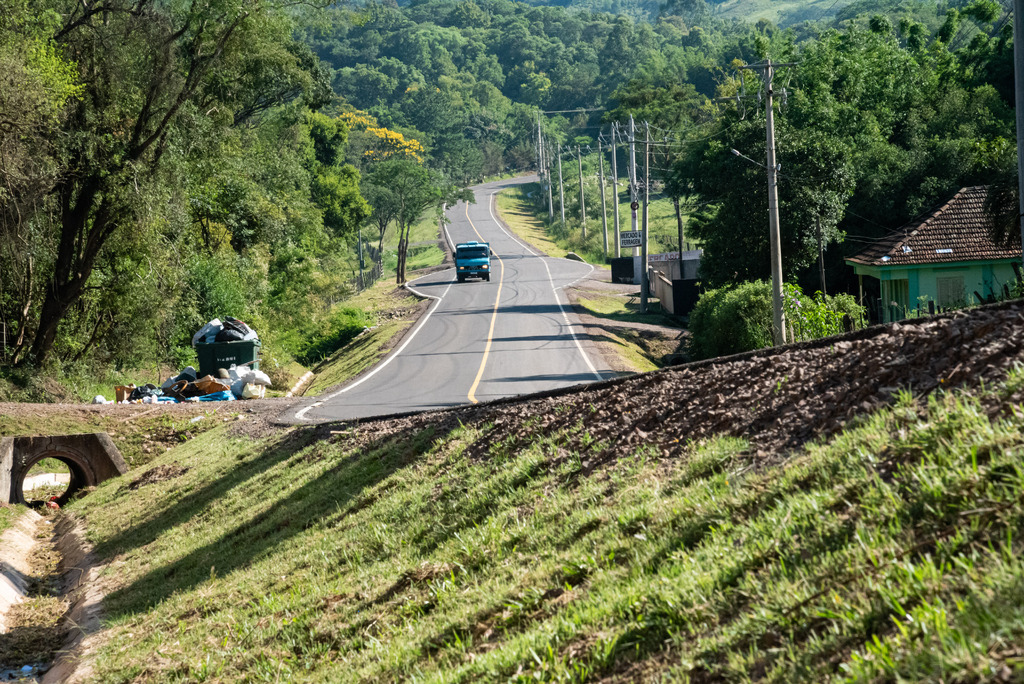 Após um ano e cinco meses de obras, 31% do asfalto da estrada de São Martinho da Serra está concluído