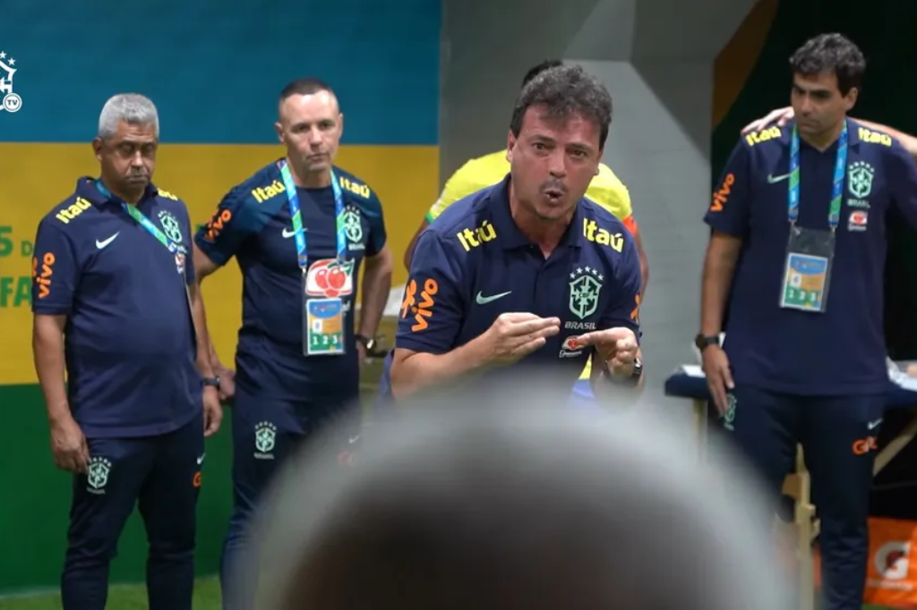  - Fernando Diniz no vestiário da seleção brasileira antes de estreia — Foto: Reprodução / CBF TV