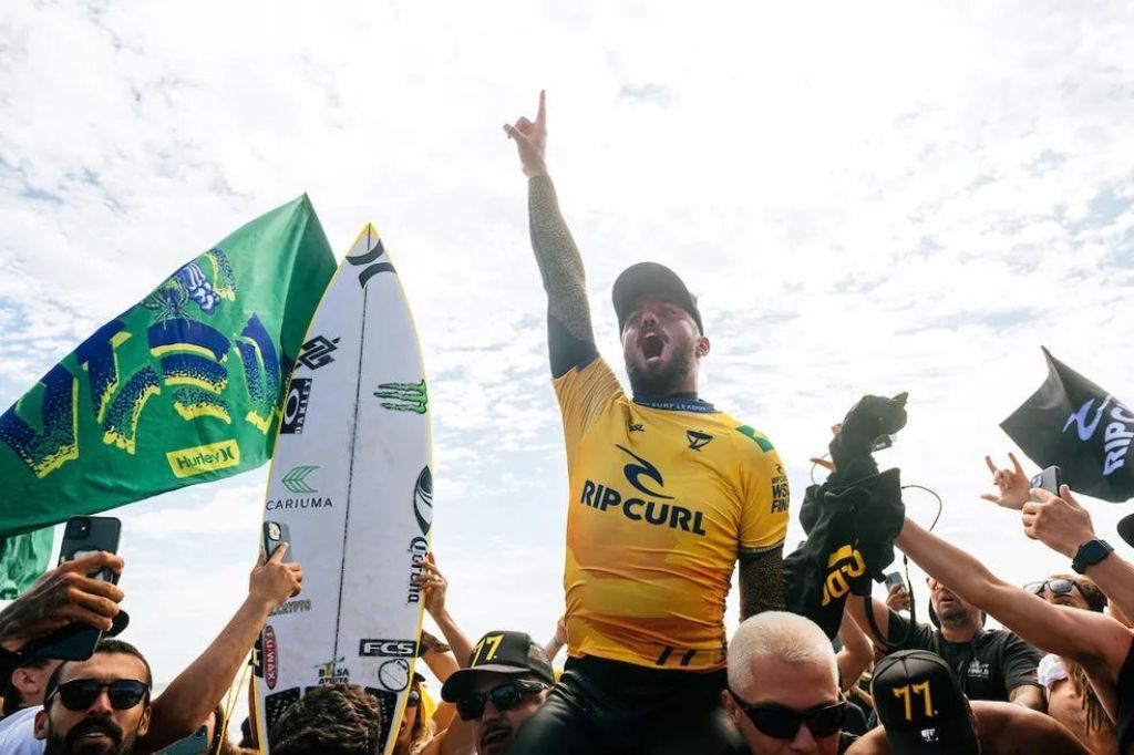  - Filipe Toledo festeja bicampeonato da WSL — Foto: Divulgação