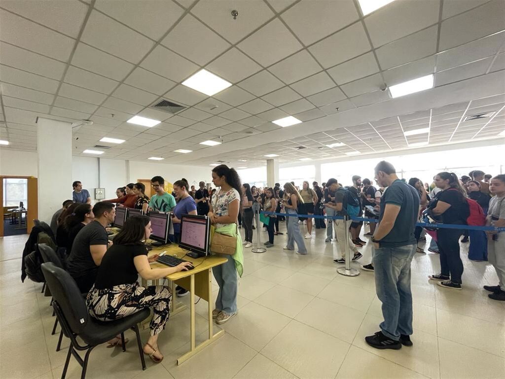 Foto: Arianne Lima - Centenas de candidatos habilitados por meio do Vestibular Extraordinário ou do Sisu foram até o Centro de Convenções tentar uma vaga na instituição