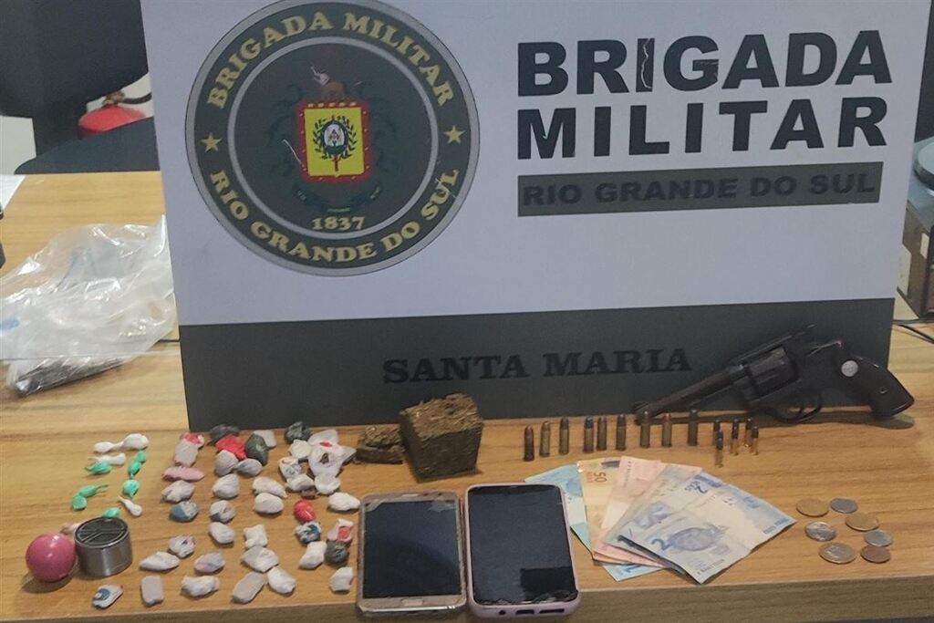 Dupla é presa com arma, drogas e munições no Bairro Nova Santa Marta em Santa Maria