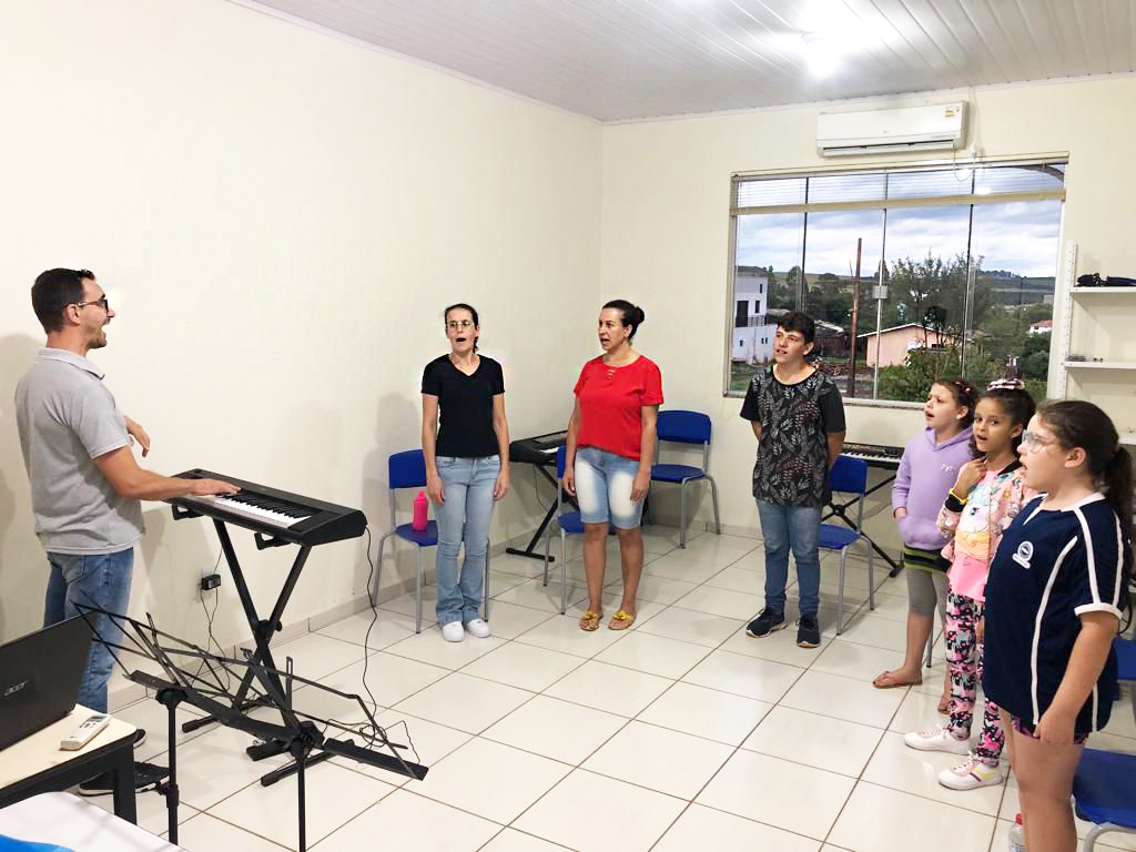 Mais de 200 alunos participam de aulas de música gratuitas oferecidas pela Prefeitura de Zortéa