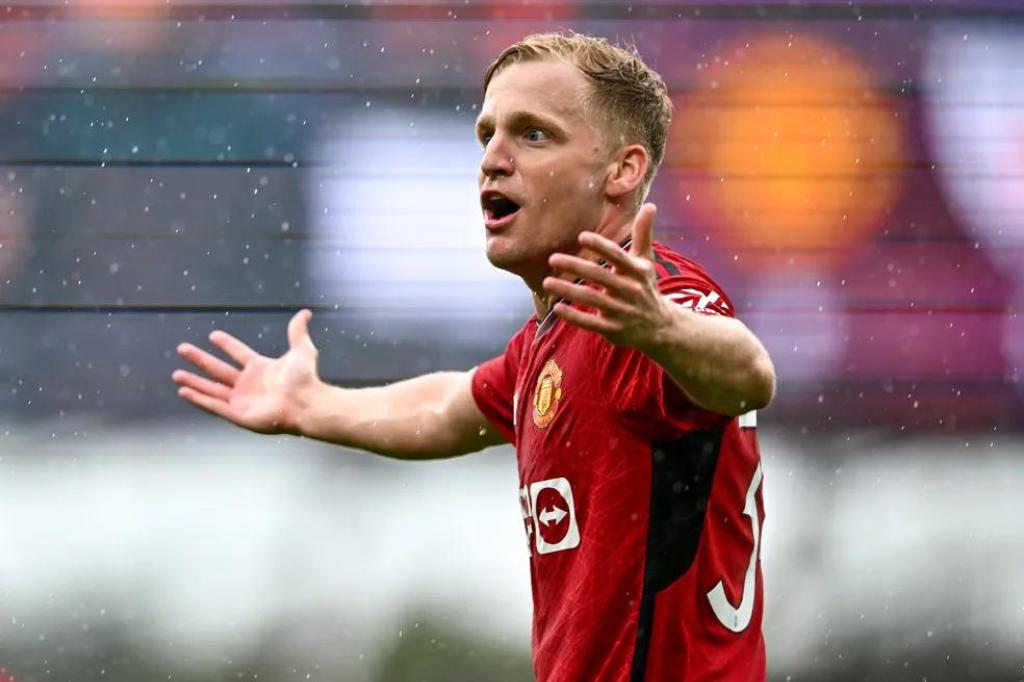  - Donny van de Beek não foi relacionado pelo Manchester United para a fase de grupos da Champions — Foto: Getty Images