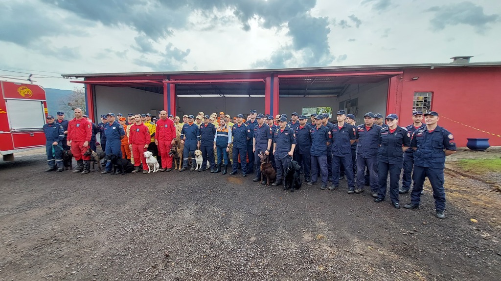 Equipe de Bombeiros de SC prestam ajuda nas enchentes do RS