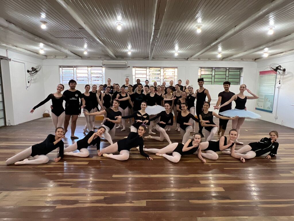 Foto: Divulgação - Bailarinos estão ensaiando desde março. Integrantes do projeto Dançando para Educar também participarão do espetáculo de balé clássico
