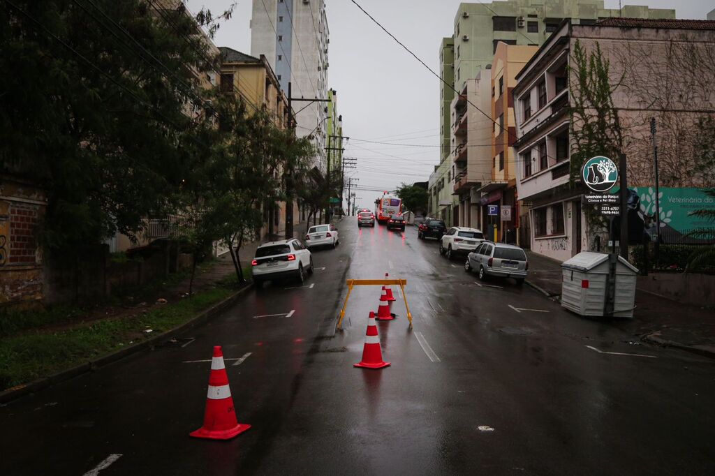 Asfalto cede entre duas ruas do Centro da cidade por conta da chuva