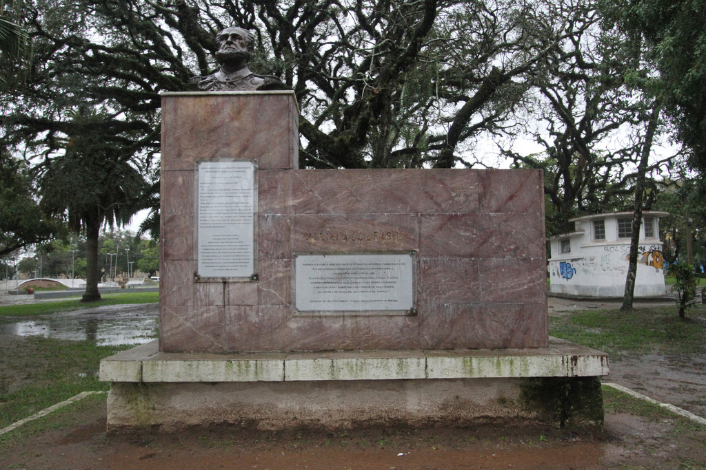 Menos um monumento nas ruas