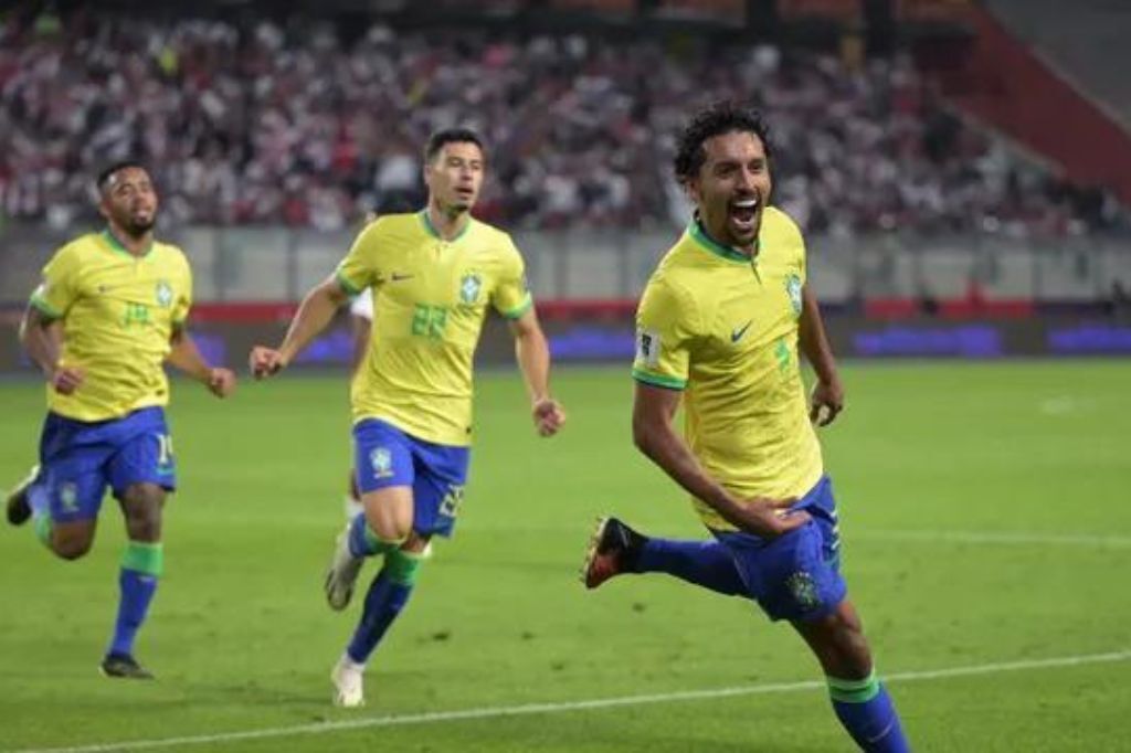  - Marquinhos comemora em Peru x Brasil (Foto: ERNESTO BENAVIDES / AFP)