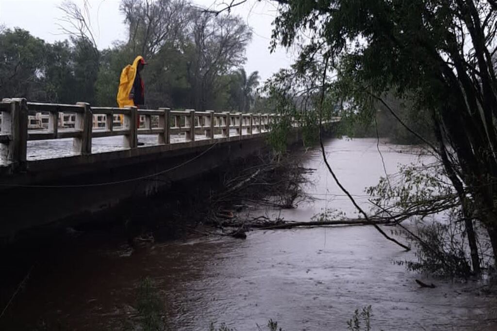 Foto: Dnit - Trânsito está bloqueado na Ponte do Arroio Bossoroca, entre Vila Nova do Sul e São Sepé