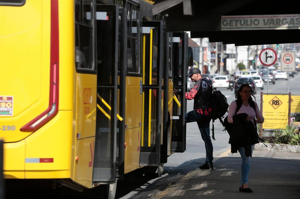 Homem é preso após assediar mulher em ônibus